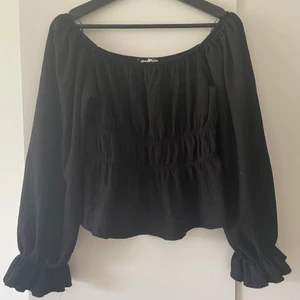 Top från Lindex - Gullig topp från Lindex med lite "puff-effekt". Använd endast på nyår! Jätteskönt material 🌹 ord.pris: 300:-