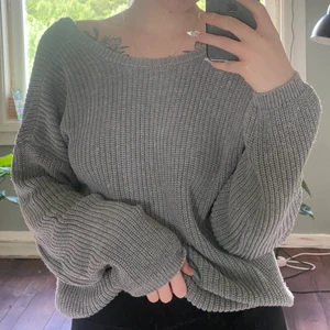 Stickad grå tröja - Stickad grå tröja från NAKD, djup rygg, storlek XS🤍  - Frakt tillkommer om plagget behöver postas -