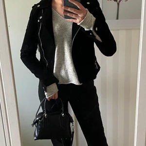 Mockajacka - Säljer min äkta mockajacka i strl M. Köpt på Vero Moda för 2,5 år sedan för 1149kr. Nyskick då den endast har använts vid enstaka tillfällen!   🖤