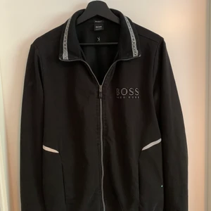 Hugo boss tröja - Svart Hugo boss tröja i storlek M 