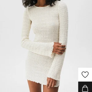 Vit klänning från Pull&bear - Vit klänning från Pull&bear med prislappar kvar, aldrig använd endast testad. Storlek M.  Perfekt klänning för sommaren. Köparen står för frakten.