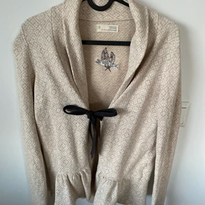 Kofta från odd Molly  - Sötaste vit/beige kofta, perfekt en kall sommarkväll att ta på sig 🥺 det är i deras storlek "2" 