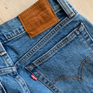 Levisjeans - Säljer mina coola Levisjeans inköpta i New York. Använd fåtal gånger som nya. Storlek 26. Kan sändas. 