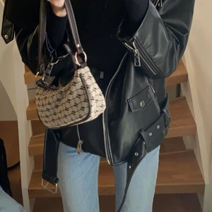 Urban outfitters väska - Slutsåld väska från Urban outfitters, sparsamt använd så den är i jätte bra skick💗 200kr