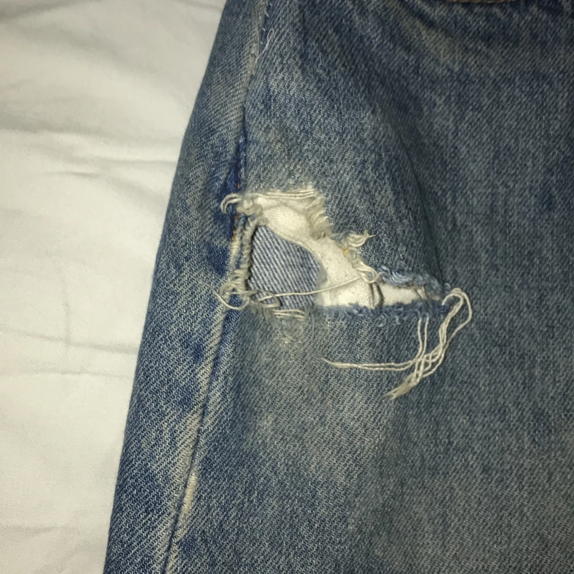 Loose Jeans med ett hål 90kr - 91