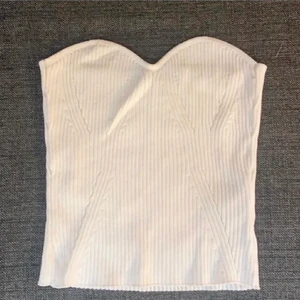 Vit Gina Tricot topp - Säljer denna snygga topp från Gina Tricot. Köpt från en annan tjej på Plick för 240kr💓 Aldrig använd💞🤍 
