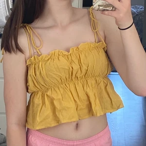 Shein topp - Den perfekta toppen till sommaren. Toppen kommer från Shein och är helt ny då jag råkade beställa en storlek förstor.  På bild 1 är hur den ska sitta egentligen men man kan även göra som på bild 2 o 3. Bild 2 är halterneck och 3 är utan band. ✂️ ✂️ 