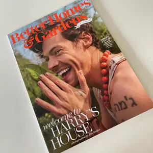 Harry Styles pryder den 100:de upplagan av Better Homes & Gardens i juniutgåvan. Tidningen är i nyskick då den inte ens blivit läst i, utan är helt nyköpt. Bud startar från 600kr.