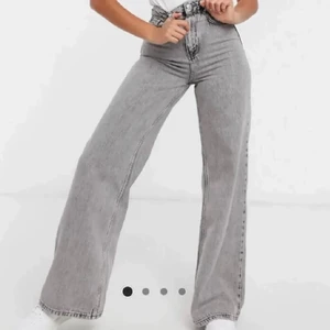gråa jeans - supersnygga gråa jeans från stradivarius! Köpta i vintras men har inte kommit till användning och därav endast använda en gång!