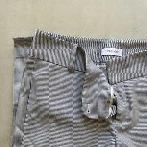 Byxor från Calvin Klein, storlek S - Randiga byxor från Calvin Klein Storlek S Använda men i gott skick