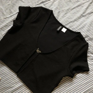 Kofta - Här är en svart kofta från HM. Skriv om du är intresserad priset går att diskotera!