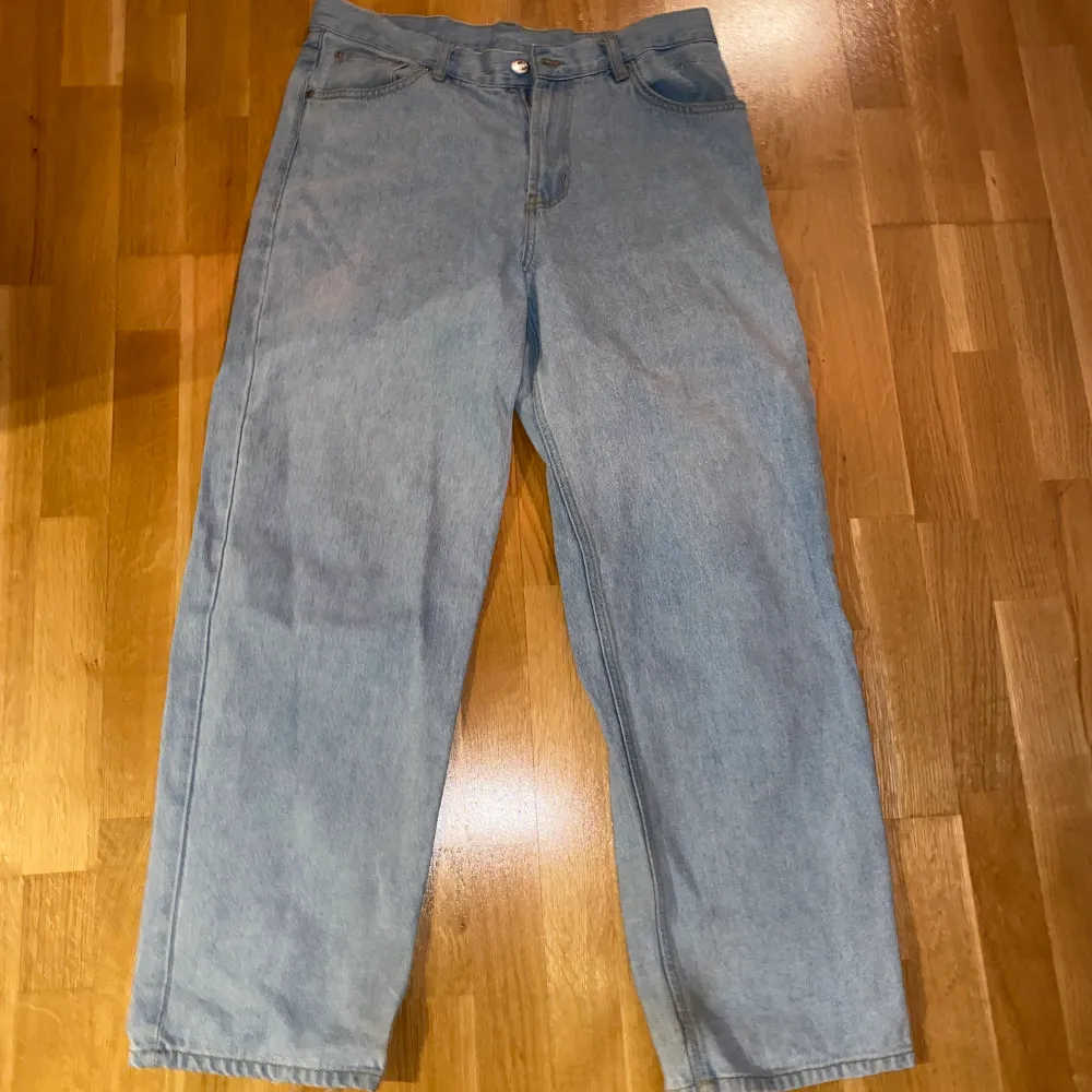 Sköna baggy byxor från sweet sktbs. Storlek S. Köpta för 600kr. Jeans & Byxor.