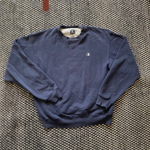 Champion mörkblå - Mörkblå champion sweatshirt i storlek M och riktigt fint skick