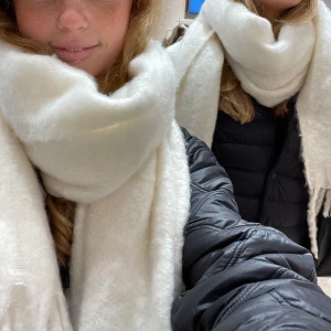 Halsduk från Gina tricot  - Super super fin halsduk från Gina tricot, ny skick, endast använd 2 ggr❤️❤️kolla gärna mina andra annonser också!