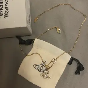 Äkta vivienne westwood halsband. Nästintill nyskick, användt en gång. Orginalpris 1815kr. Säljer då jag har två.