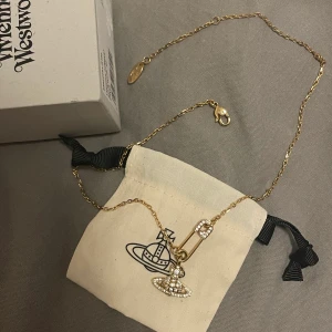 Vivienne Westwood halsband  - Äkta vivienne westwood halsband. Nästintill nyskick, användt en gång. Orginalpris 1815kr. Säljer då jag har två.
