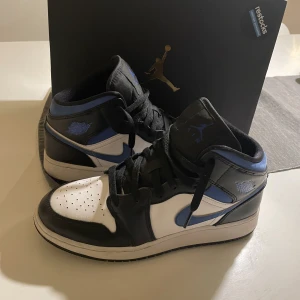 Air Jordan 1 mid WHITE/RACER BLUE-BLACK - Säljer mina Air Jordan 1 mid WHITE/RACER BLUE-BLACK då dom inte kommer till användning längre. Bra skick utan crease, lite nött på sulan, inget som stör eller syns vid andhämtning. Crease skydd medföljer. Köpare står för frakt! Pris kan diskuteras!