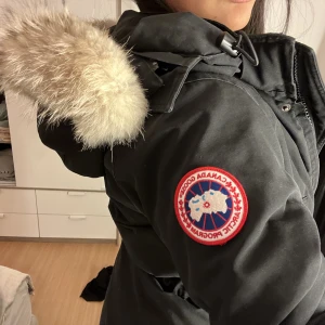 Canada goose jacka - Säljer nu min canada goose jacka i modellen trillium parka. Slarvat bort kvittot men äkta. Storlek XS men passar S. Skriv för fler bilder/info. Kan gå ner i pris vid snabb affär