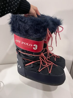 Polo moon boot  - Marin blåa moon boots från polo Ralph lauren sports. Storlek 38-40 skulle jag säga då de är så mjuka och passar de flesta. Varma och mjuka, perfekta vinterskor.  Skriv privat för mer bilder å information, priset kan diskuteras. 