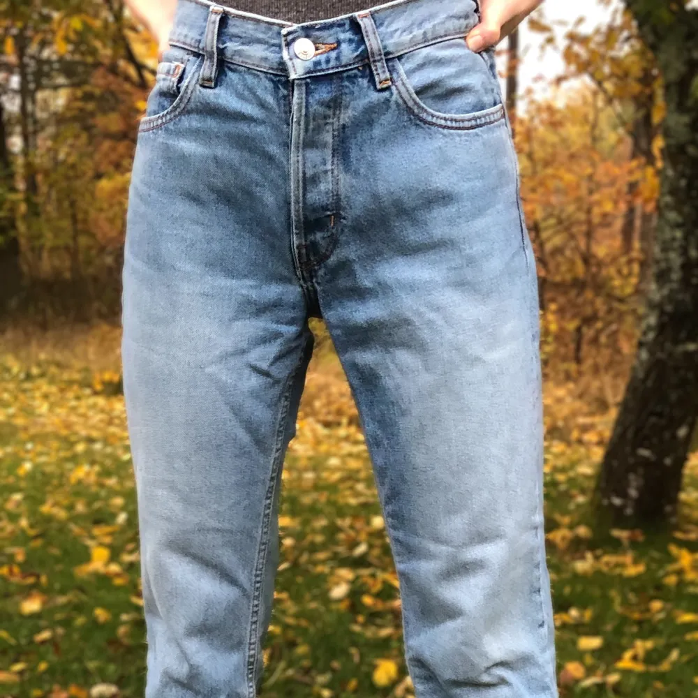 Blå jeans från mango i rak passform. Säljes i fint skick.. Jeans & Byxor.