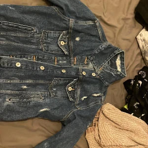  Jeansjacka - Hej!  Säljer min Jeansjacka föratt jag använder den inte på grund av den passar inte mig nu har aldrig använt den 