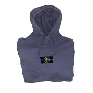 Stone island Hoodie - Grå stone island hoodie i mycket fint skick. Inga brister eller nåt åt det hållet. Köpt förra året och kvitto har jag kvar. Givetvis kan jag skicka fler bilder om det önskas. Bara att skriva🌟