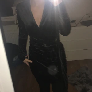Klänning - Säljer nu denna fina klänning som ej kom till användning, aldrig använd mjukt lent material på utsidan. Köpte den för 500kr kan sälja den för 300kr