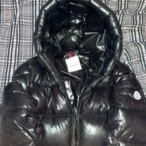 Moncler - Säljer min Moncler Ercins short down, har blivit för stor på mig (ÄKTA) köpt förra året för 12.000kr ändats använt 1 vinter,   Storlek 4=L  Skrivit fel pris på den  Säljer den för 8000kr