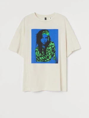 Billie Eilish tröja - Billie Eilish tröja med text på ryggen. Aldrig använd. Bra och skönt matrial och bra kvalitet.