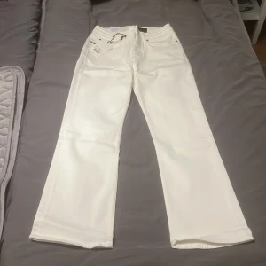 Tiger of Sweden vita byxor - Ett par väldigt fina vita byxor från Tiger of Sweden,stl W24 L32🤍 Helt oanvända (pris lapp och allt finns fortfarande kvar) 