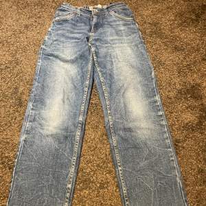 Hej! Säljer nu ett par äkta levis jeans då de blivit för små. Skick:7 av 10 Storlek:152 men passar 158! Köpta på kidsbrandstore, köpbevis finns! Mvh John
