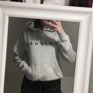 Friends hoodie från hm  - En hoodie jag köpte för en stund sen coh använt en del men kommer inte till användning längre. Inget konstigt med den. Storlek xs men passar s 