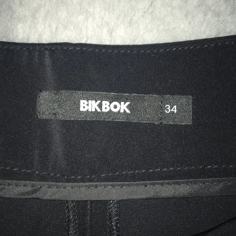 Säljer nu dessa fett snygga kostymbyxor ifrån bikbok i storlek 34 motsvara Xs. Jeans & Byxor.