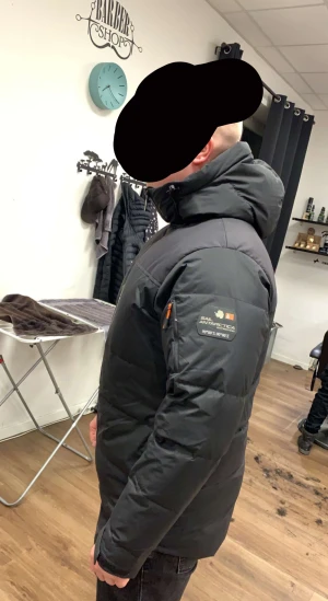 Sailracing vinterjacka - Halloj, säljer en riktigt snygg, varm och skön sailracing jacka som jag har skött om väldigt bra, inga hål eller skavanker på den. Skulle kunna gå med på ett byte så tveka inte på att skriva vad ni har eller om ni skulle vilja pruta. Kan skicka mer bilder