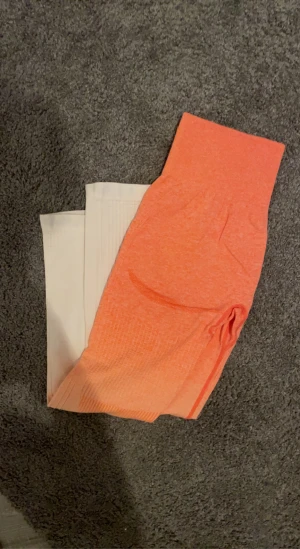 Iciw träningsset  - Säljer detta jätte fina tråningssettet i storlek S då de aldrig kommit till andvändning, säljes för 100kr 