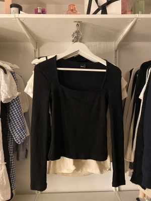 Långärmad tröja med urringning  - Säljer min nyinköpta tröja från gina då den tyvärr inte längre används🫶🏼superfin och knappt använd mordern tröja som passar till allt💗