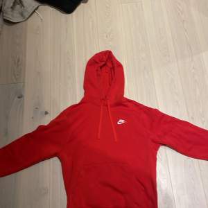 Helt ny röd Nike hoodie. Aldrig använd och 10/10 skick. Säljer för den är för liten. Nypris 600. Pris kan diskuteras. 