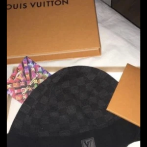 Lv mössa - Lv mössa  Strl=one size Lv mössa i ganska bra skick har använts några gånger vinter 2021 köpte jag den från affär  Kan gå ner med pris vid snabb affär