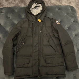 Parajumpers  - Fin knappt använd jacka.  Inga fel alls på jackan.  100% skick. 