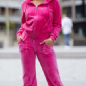 Juicy couture Rosa - Säljer mitt juicy couture set pga de inte kommit till användning. Byxor xxs och koftan xs. Köpt för ny pris 2390kr. Mer bilder vid intresse.