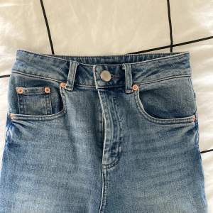 Blåa mom jeans från Asos som tyvärr blivit för små! Supersköna med lagom stretch, modellen är toppen om man som mig har svårt att hitta byxor som sitter bra i både låren och midjan :)