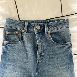 Blåa mom jeans från Asos som tyvärr blivit för små! Supersköna med lagom stretch, modellen är toppen om man som mig har svårt att hitta byxor som sitter bra i både låren och midjan :)