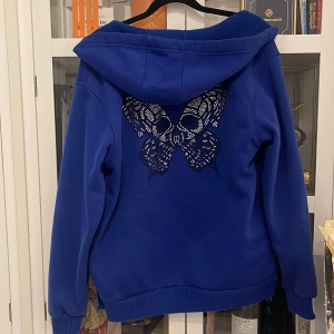 Hoodie från lecacci - En hoodie använd kanske 2 gånger, köpt för 999kr. Storlek M, sitter som en oversized hoodie på någon som har XS/S.   Dragkedjan har gått sönder i tvätten och snöret dock och därav priset men det är en lätt fix hos skräddare! 