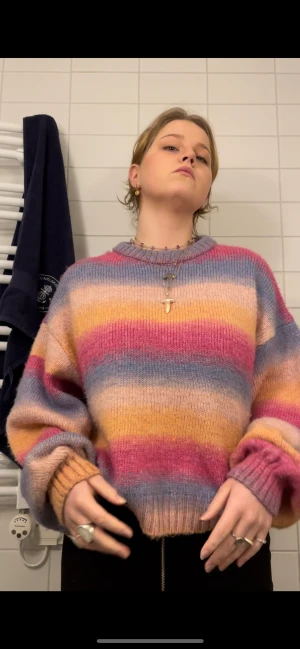 färglad stickad tröja - färglad stickad tröja från bikbok. supermysig o go. köpt för 500kr i nypris. köpare står för frakt 