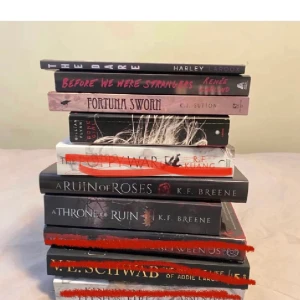 Böcker på engelska  - Priset beror på boken, alla är på engelska vissa är lästa en gång och vissa helt olästa 