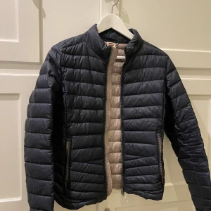 Mörkblå Colmar dunjacka  - Nu säljer jag denna gamla colmar jacka. Så himla fin & enkel med beige innåt. Minns ej vad jag köpte för exakt, men säljer för 800kr. Väldigt bra skick och knappt några brister. Storlek osv syns i sista bilden. Men passar mig en Xs / S bra! Skriv för mer!