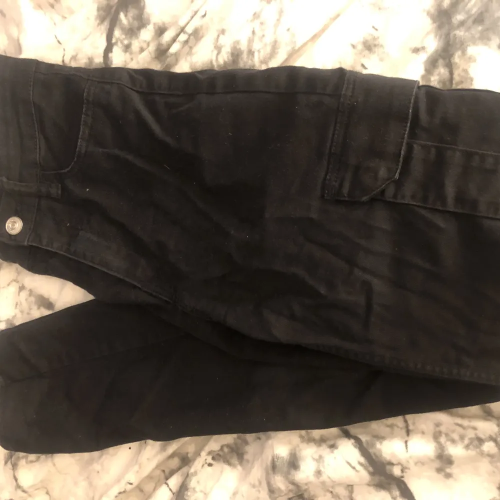 Ett par skinny-jeans cargo liknande, sparsamt använda i fint skick, små i storleken. Från H&M. Jeans & Byxor.