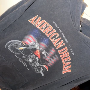 Hoodie - fin hoodie som använts mycket, inga defekter eller så förutom att snörena är avtagna 