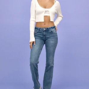 Low waist jeans  - Säljer de här jätte fina lågmidjade jeans från H&M. De är knappt använda och är i bra skick. Köpta för 250kr säljer de för 170kr.