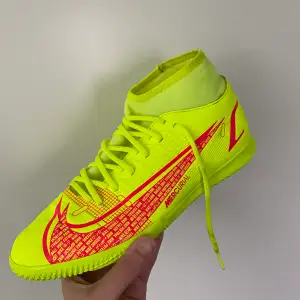 Nike Mercurial Vapor 14 Futsal skor. Fläck på strumpan.